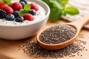 Chia semínka v misce jako zdravá superpotravina na dřevěném stole