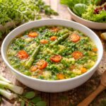 Jarní polévka s čerstvou zeleninou a bylinkami v misce