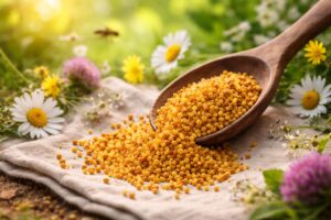 Včelí pyl na dřevěné lžíci s medem, přírodní superpotravina a zdraví