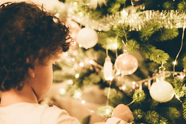 dítě a vánoční stromek
